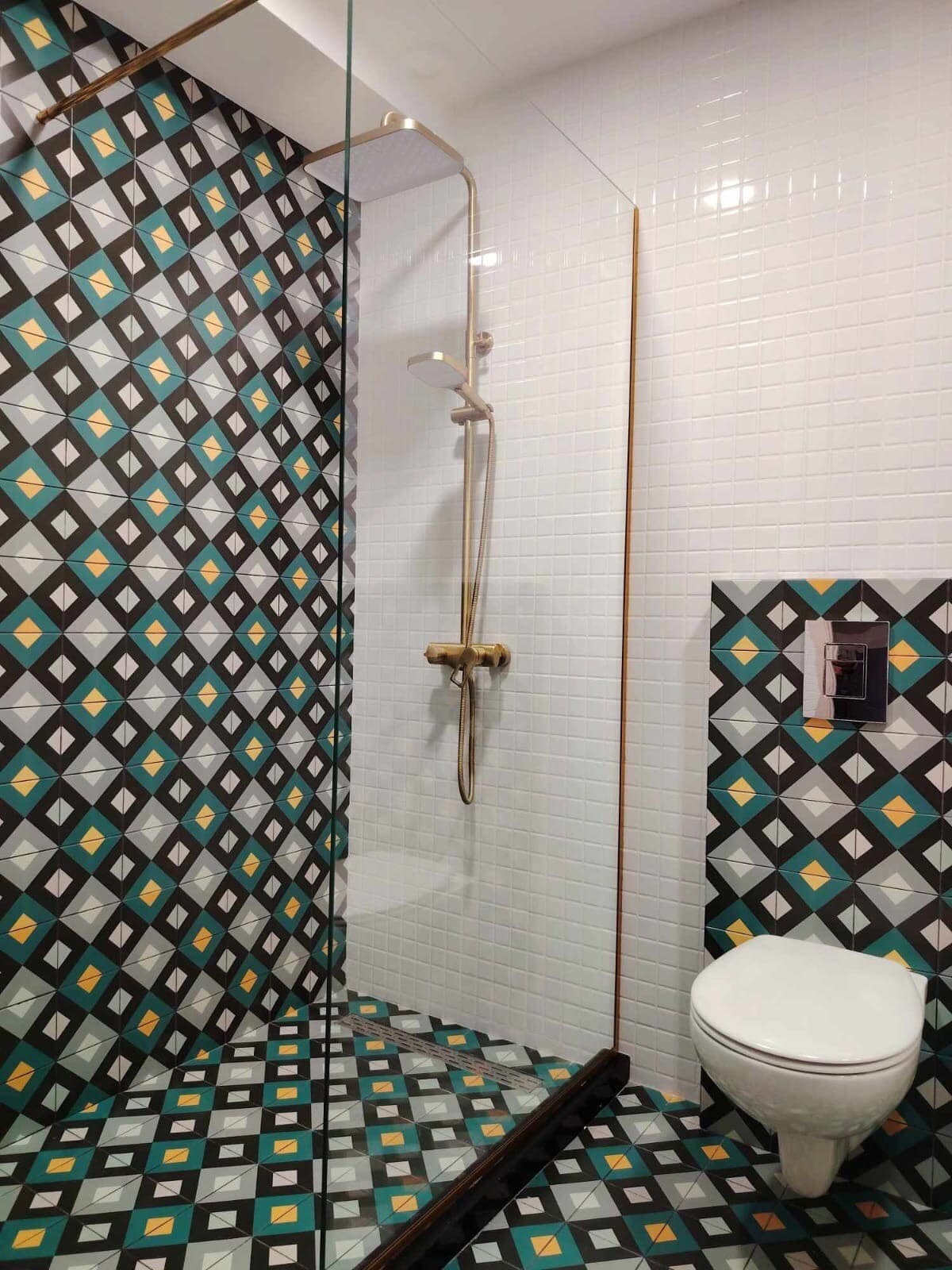 Shower with geometric patterned tiles